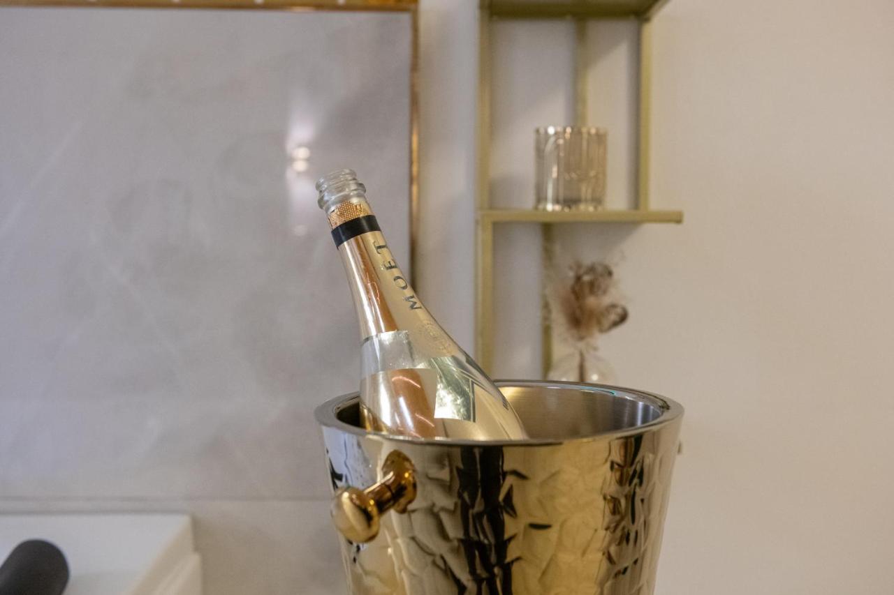 Fashion Apartment Gold Bologna With Jacuzzi & Car Garage Exteriér fotografie
