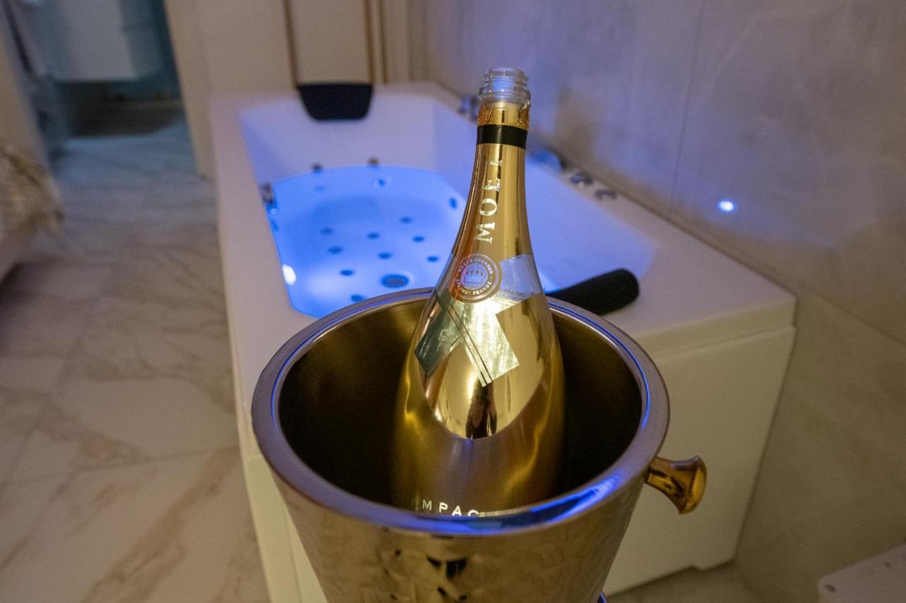 Fashion Apartment Gold Bologna With Jacuzzi & Car Garage Exteriér fotografie