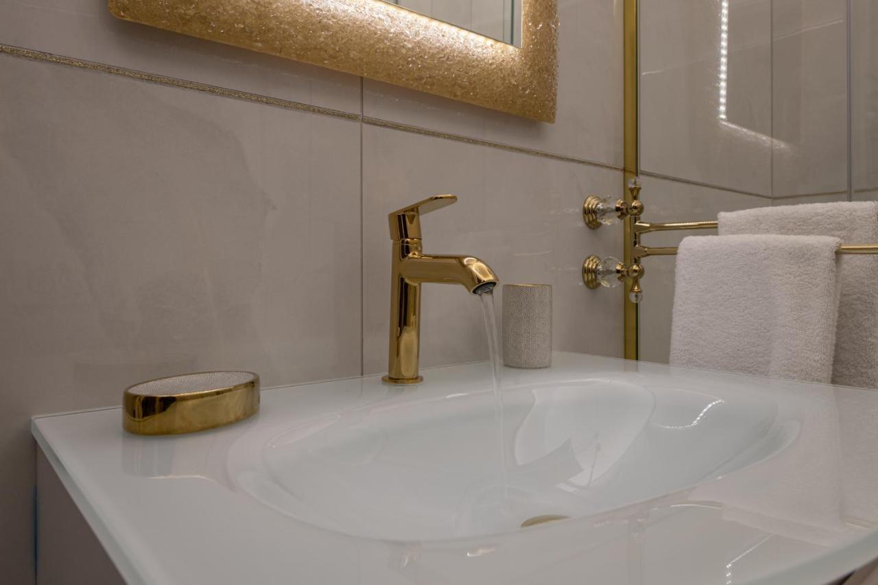 Fashion Apartment Gold Bologna With Jacuzzi & Car Garage Exteriér fotografie